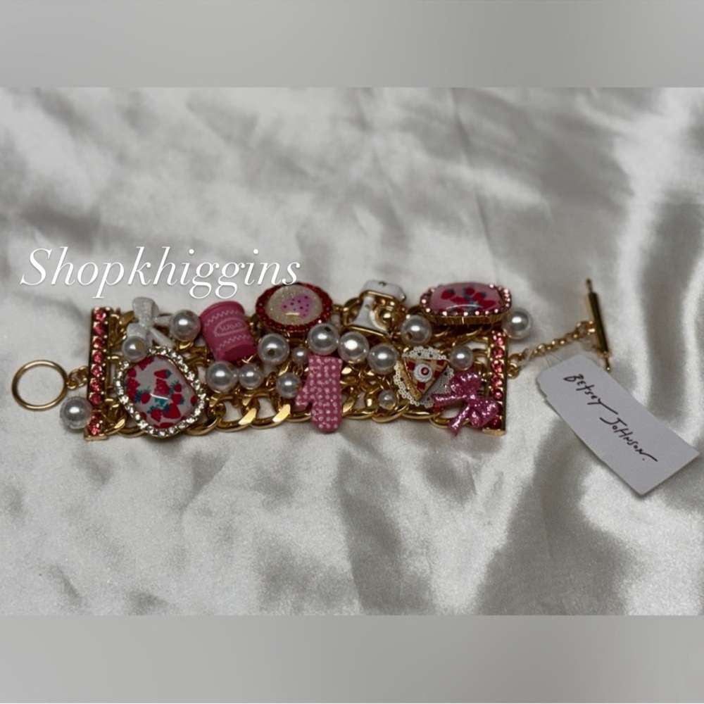 NWT 🧁🍰Betsey Johnson Sweet Bakery Charm Toggle Bracelet - Picture 2 of 12